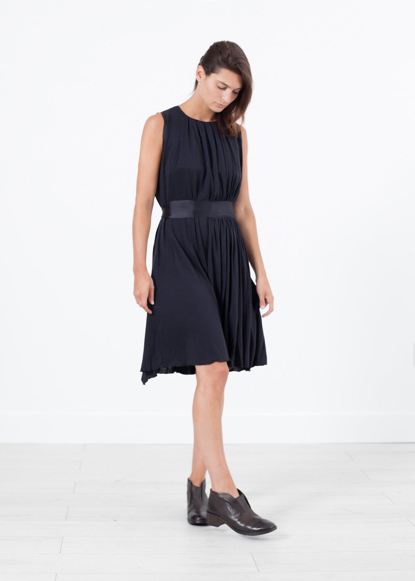 Sleeveless Pleated Dress in Navy Bis2